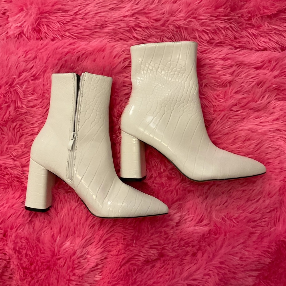NASTY GIRL NWOT WHITE FAUX LEATHER ZIPPERED HEELS BOOTIES. SZ 8